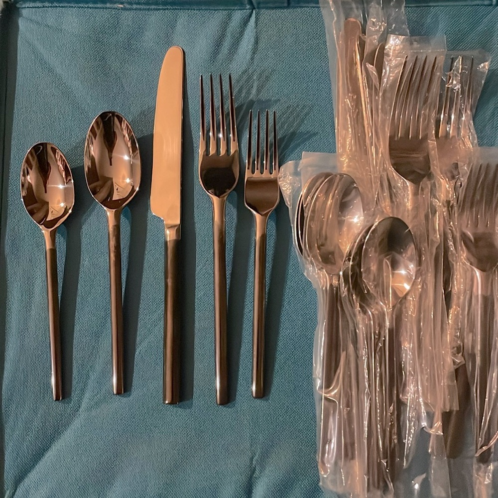 Oneida RAVEN Black /Silver Stainless 5pps Flatware 20Pc serves 4 Discontinued!